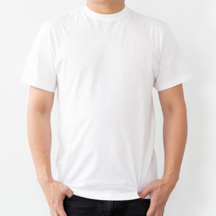 Maglietta Essential Pure White, t shirt in white a maniche corte indossata da una persona su sfondo bianco.